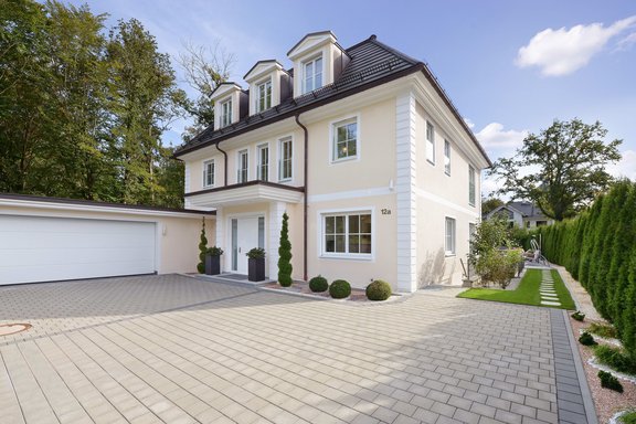 Vorplatz mit Kieseinfassung und Doppelgarage