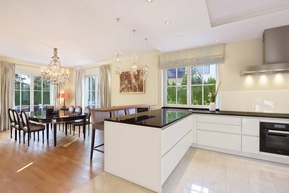 Zeitlose Küche mit Granitarbeitsfläche