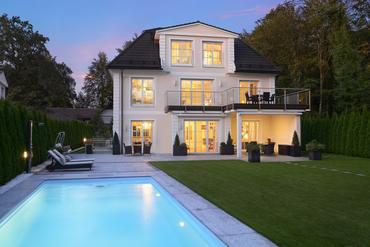 Luxuriöse Villa in klassischer Architektur mit Pool, Glaslift und High-End-Ausstattung