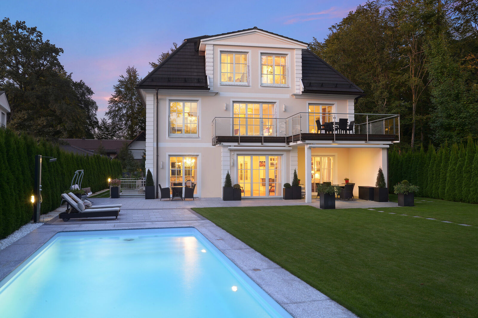 Hausansicht in der blauen Stunde
