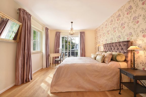 Kinderzimmer im Obergeschoss mit Terrassenzugang