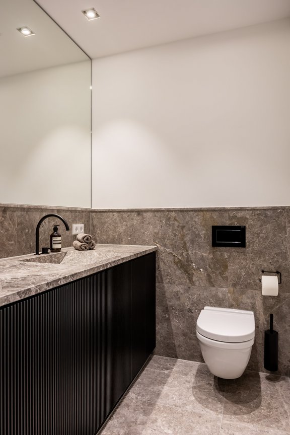 Gäste-WC mit Naturstein