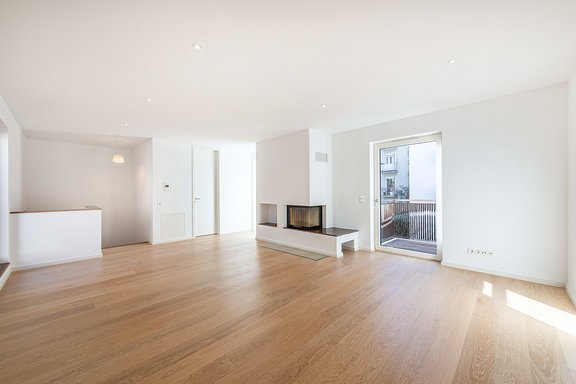 Bedroom with fireplace and roof terrace
