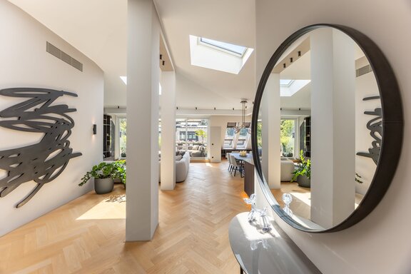 Bright, spacious entryway