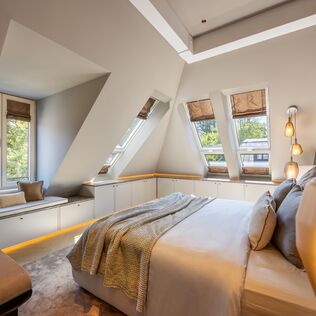 Masterschlafzimmer mit stilvoller Fenstersitzbank