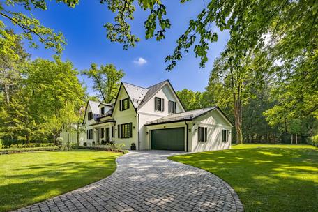 Luxus trifft Privatsphäre: Erstbezug Highend-Villenanwesen mit Lift, Heimkino, Spa und Weinkeller