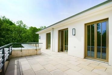 Luxus pur: 2-Zimmer-Wohnung mit Süd-West-Terrasse direkt am Schlosspark