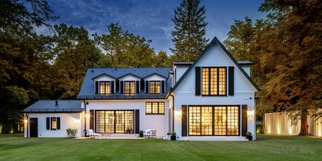 Luxus trifft Privatsphäre: Erstbezug Highend-Villenanwesen mit Lift, Heimkino, Spa und Weinkeller