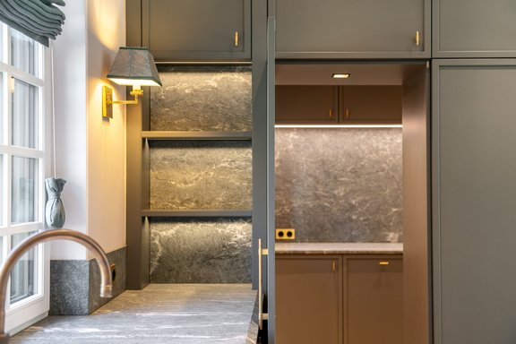 Schreinerküche mit Beiküche