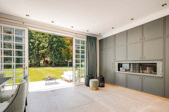 Park-like setting with approx. 2,600 m² of land