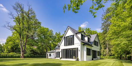 Luxus trifft Privatsphäre: Erstbezug Highend-Villenanwesen mit Lift, Heimkino, Spa und Weinkeller