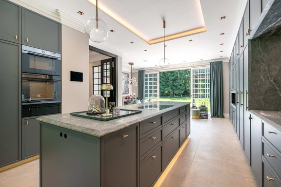 Carpenter's kitchen with side kitchen