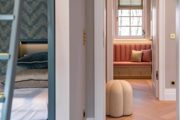 Kinderzimmer mit Gartenblick