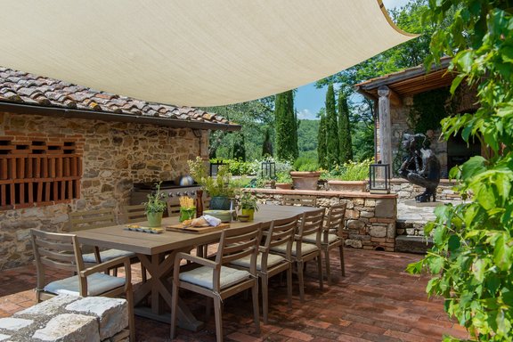 Charmanter Essbereich im Grünen