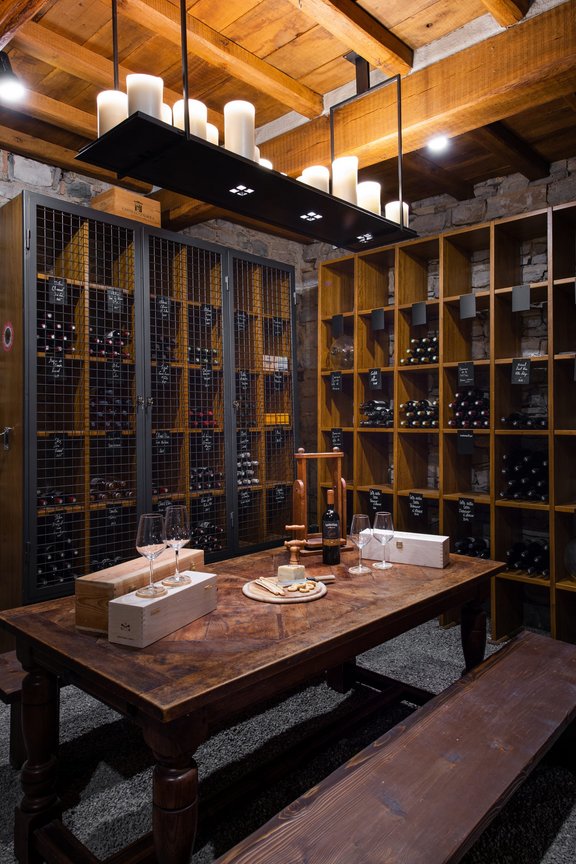 Beeindruckender Weinkeller mit Verkostungsraum