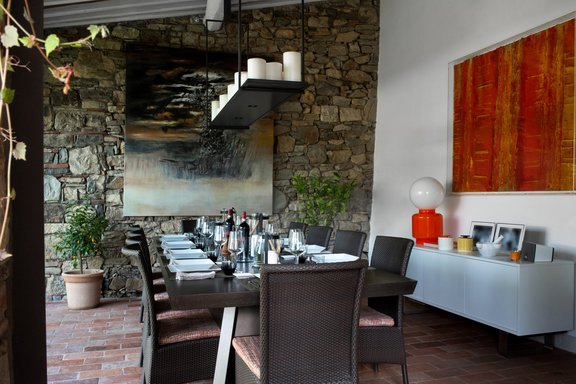 Gemeinsames Essen in der großzügigen Pergola