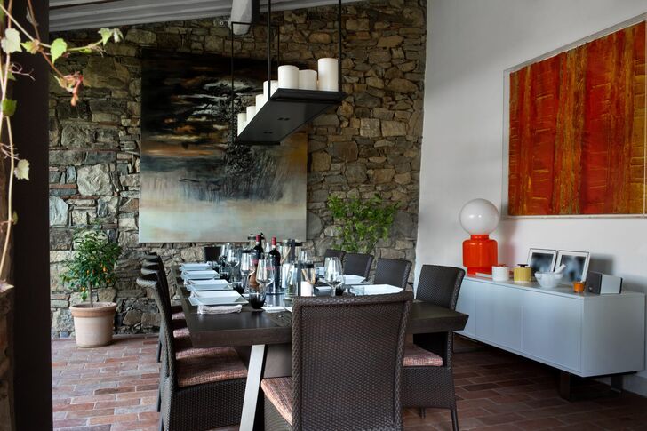 Gemeinsames Essen in der großzügigen Pergola