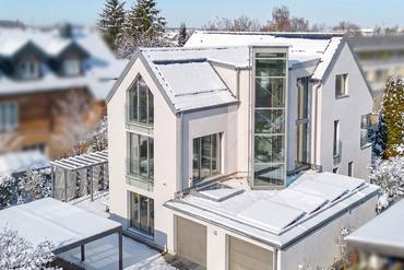 Maximum flexibility on over 430 m²: Luxurious villa with elevator, home cinema and spa oasis