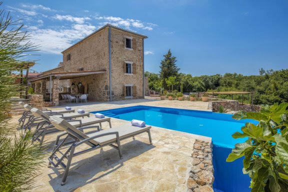 Poolterrasse mit Weitblick