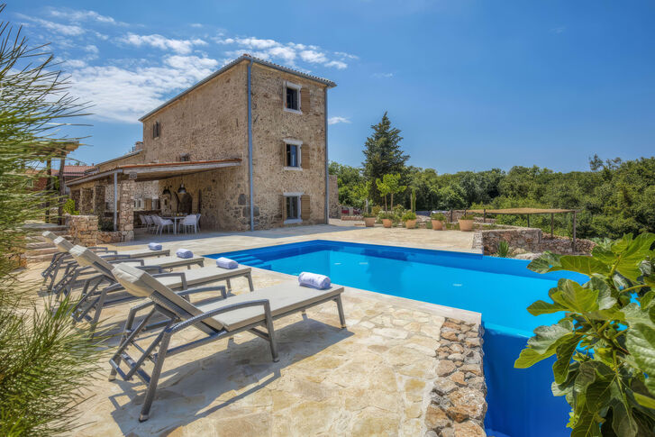 Poolterrasse mit Weitblick