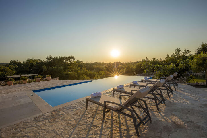 Infinity-Pool in ruhiger Natur