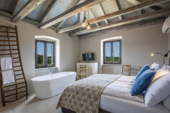 Schlafsuite mit freistehender Wanne