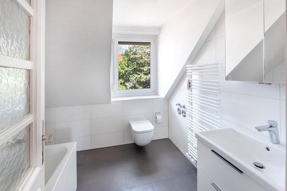 Saniertes Bad mit Wanne