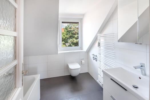 Saniertes Bad mit Wanne