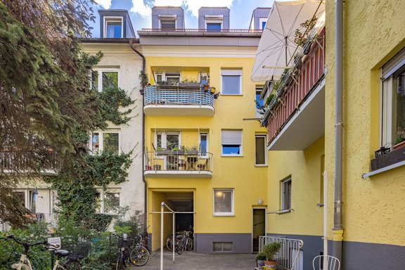 Charmante Hofsituation