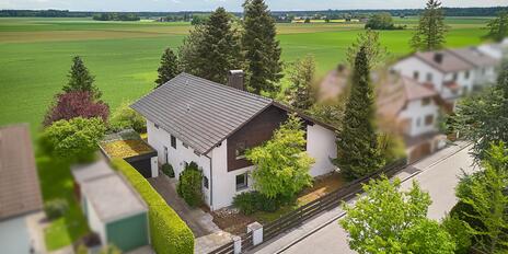 Unobstructed views of the countryside: A single-family home with a granny flat and a garden
