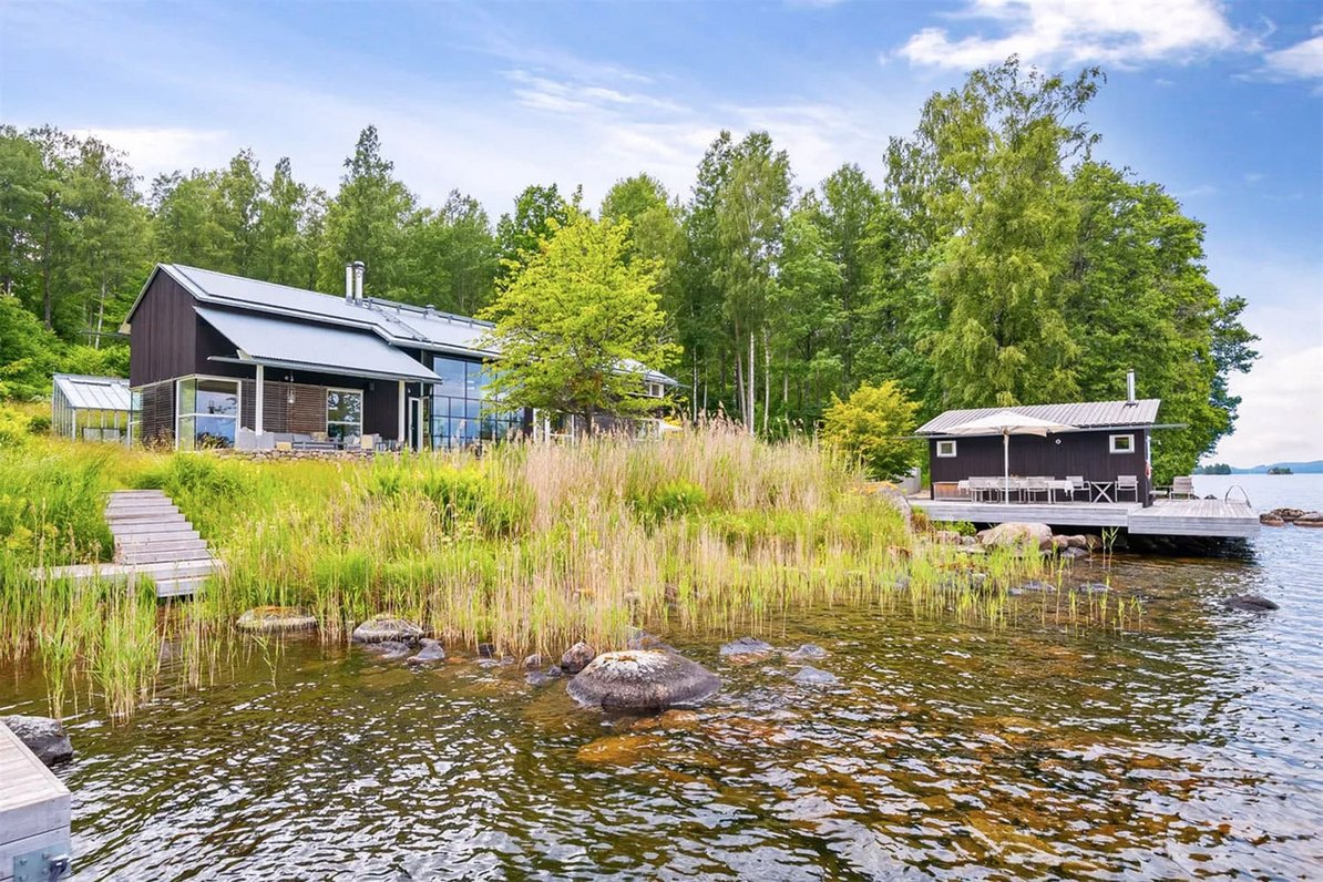 Villa with lake access