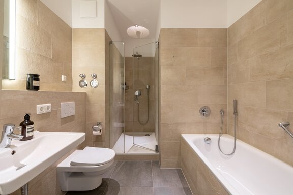 Bad mit Wanne und Dusche