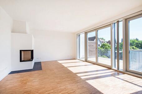 Light-filled 2-room apartment with a fireplace and a large south-facing balcony