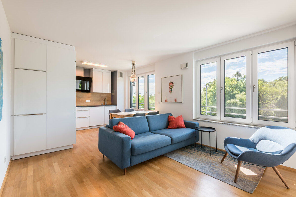 Bright living / dining area