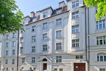 Modern 3-room attic apartment with sunny roof terrace and gallery