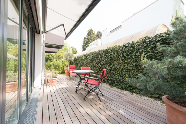 Teilweise überdachte Terrasse