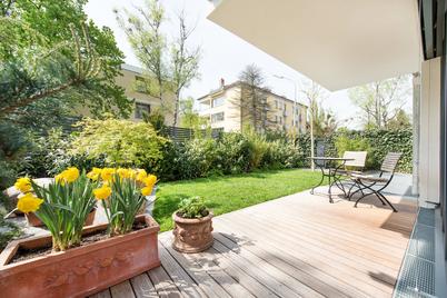 Modern 3-room garden apartment with designer furnishings and sun terrace