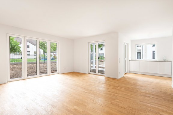 Wohnbereich mit Zugang zum Garten und den Terrasse