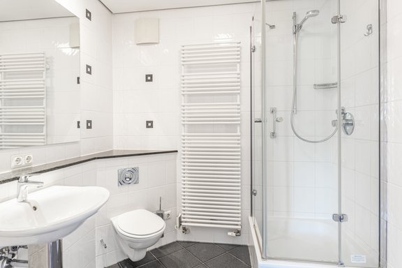 Zeitlos gestaltetes Gäste-Duschbad