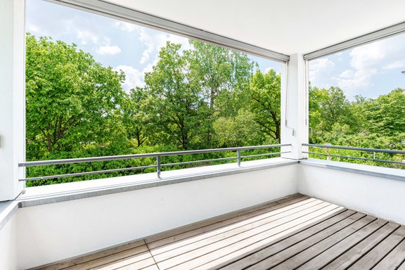 Überdachter Südbalkon mit Markisen