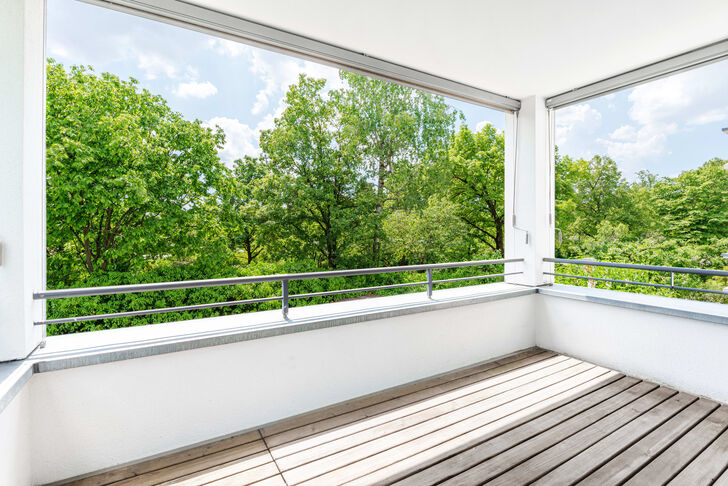 Überdachter Südbalkon mit Markisen