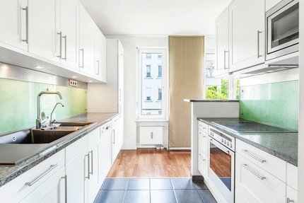 Einbauküche mit kassettierten Fronten