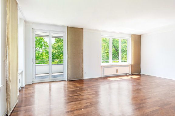 Wohnraum mit Balkonzugang