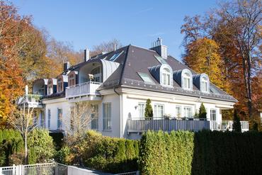 Modern 3-room apartment with exclusive furnishings, sunny south-facing balcony and fireplace