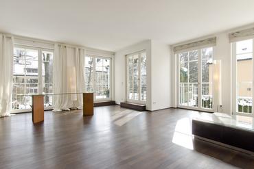 Modern 3-room apartment with exclusive furnishings and sunny south-facing balcony