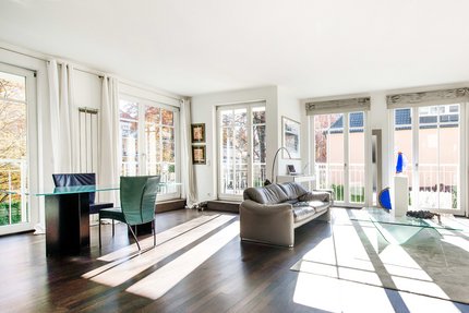 Großzügiges Wohnzimmer und Essbereich