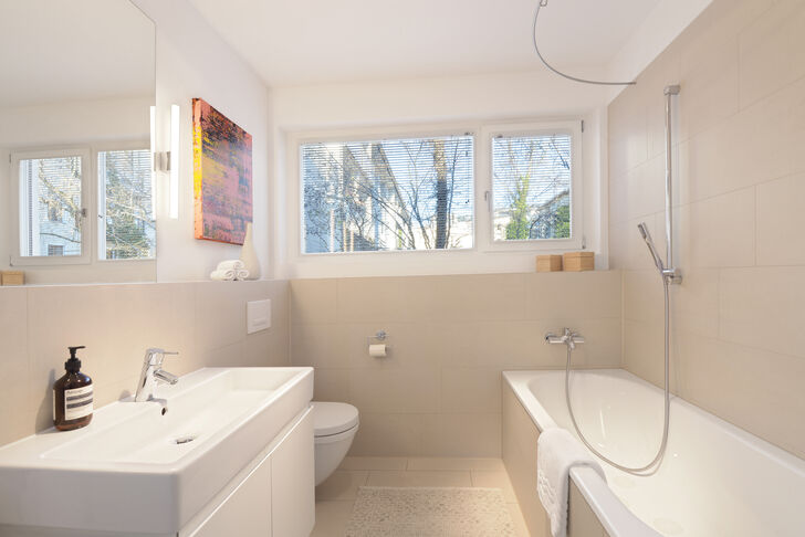 Komfortables Bad mit Wanne