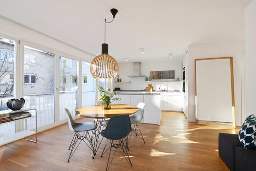 Elegant eat-in kitchen