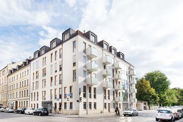 Modern 4-room apartment with three balconies in prime urban location