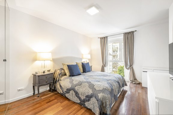 Großzügiges Masterschlafzimmer